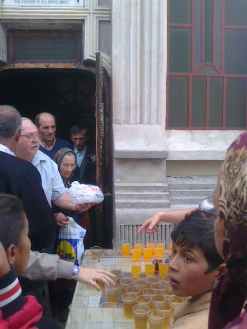 Vrednicii ostenitori ai parohiei dăruiesc pachete cu mâncare, credincioșilor prezenți la Hram.